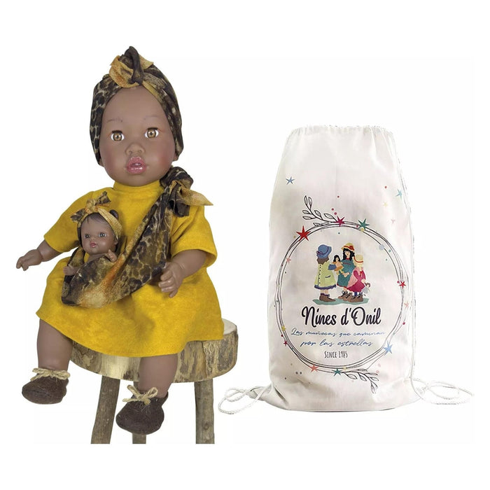 Light Gray Alika Puppe mit Baby (afrikanisch mit orangefarbenem Schal)