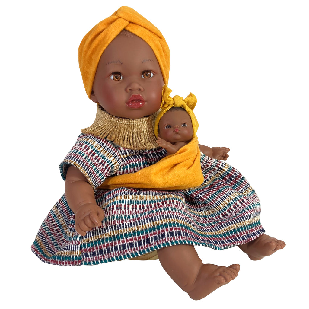 Alika-Puppe mit Baby (afrikanisch mit grauem Kleid) - Kidsimply GmbH